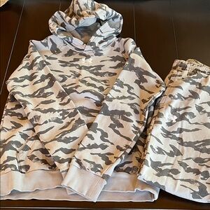 Boys Under Armour gray printed sweatsuit size large